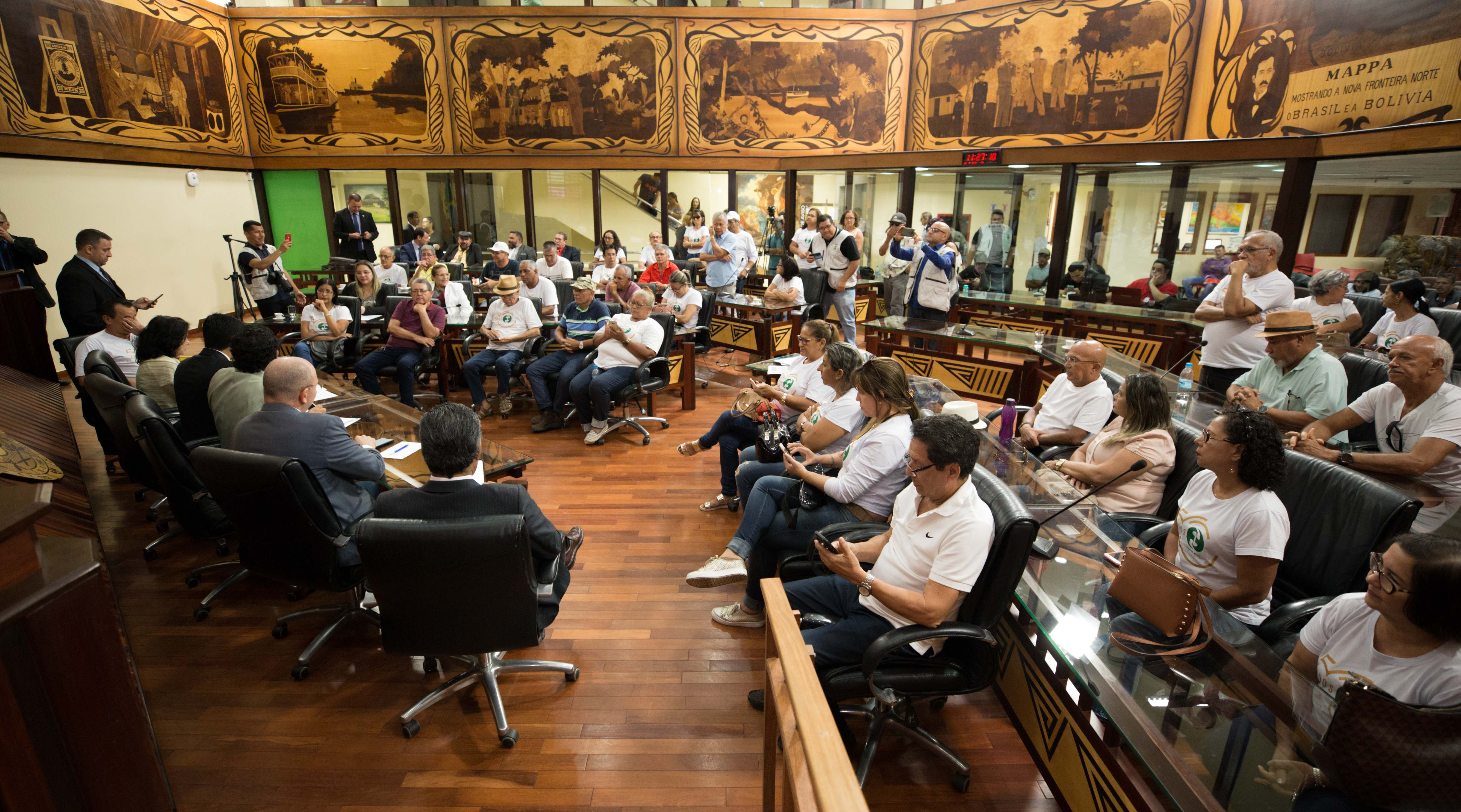 Deputados suspendem sessão para receber servidores da Emater