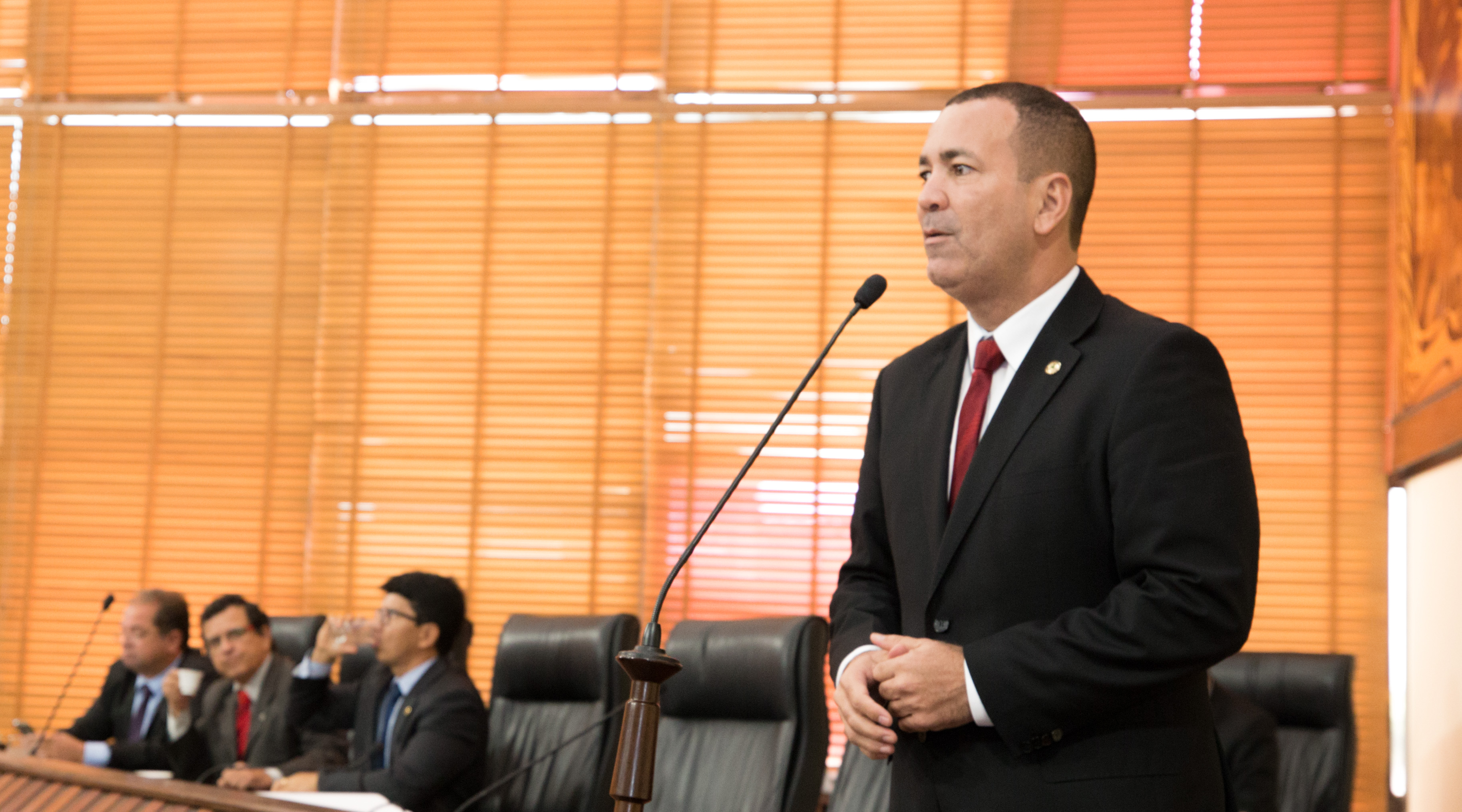 Deputado Nenem Almeida diz que, se necessário, sindicatos irão às ruas protestar contra medida de Bolsonaro