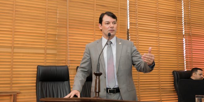 Deputado Roberto Duarte denuncia atraso no pagamento de terceirizados da Educação Deputado Roberto Duarte denuncia atraso no pagamento de terceirizados da Educação
