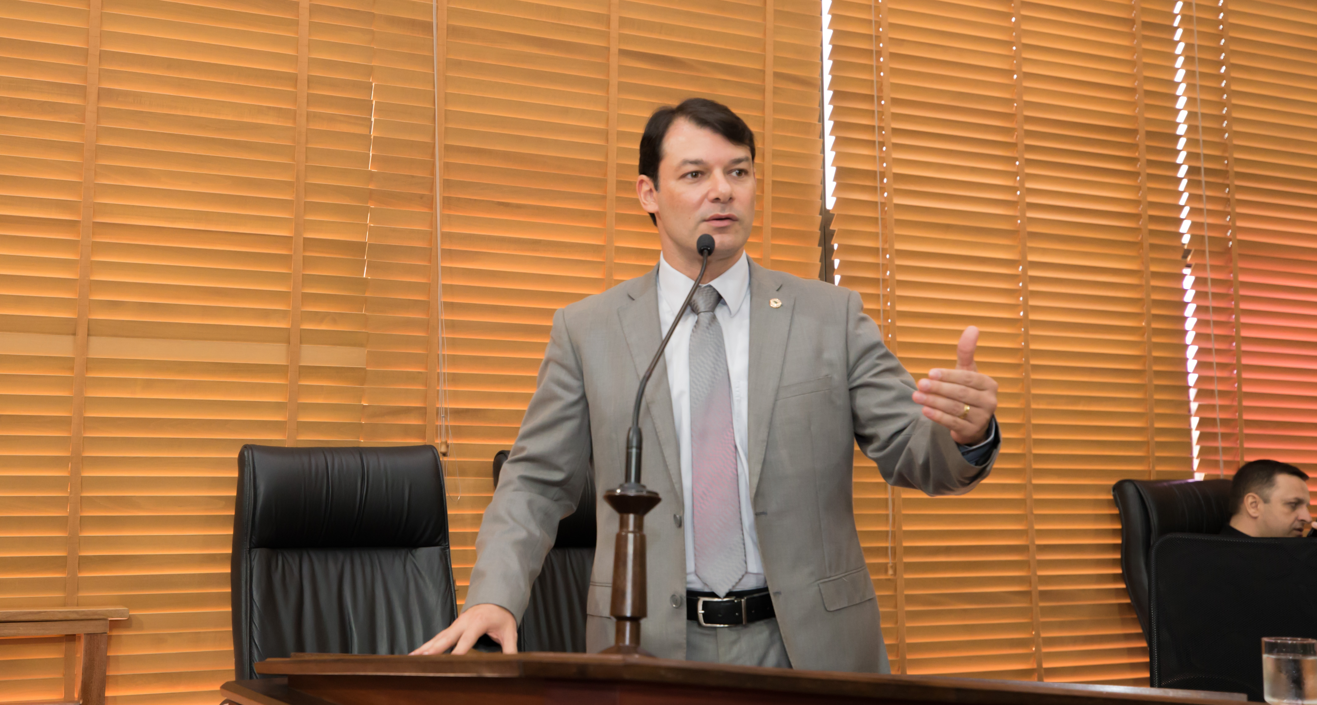 Deputado Roberto Duarte denuncia atraso no pagamento de terceirizados da Educação