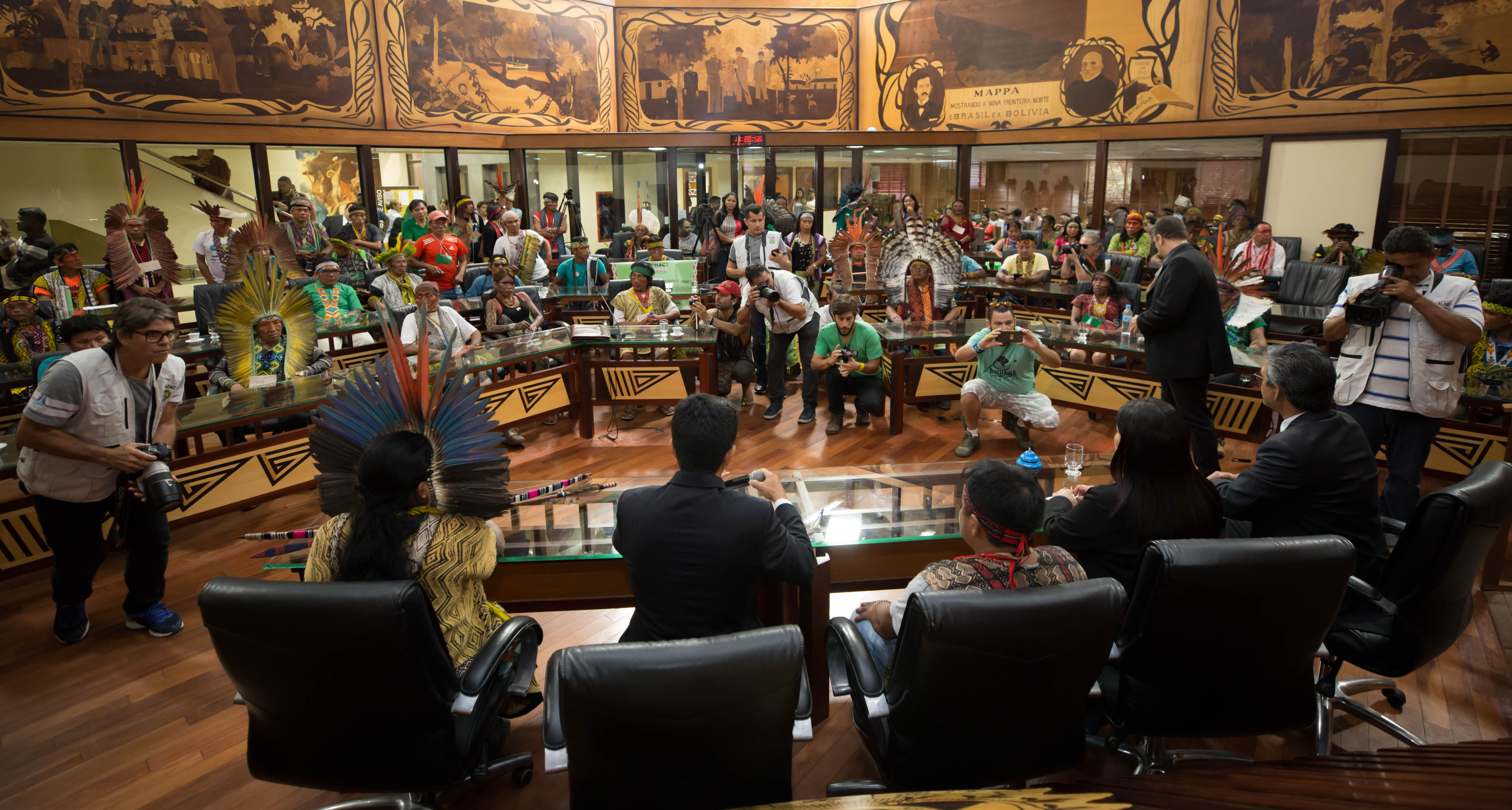 ﻿Índios da etnia Huni Kuin são recebidos na Aleac