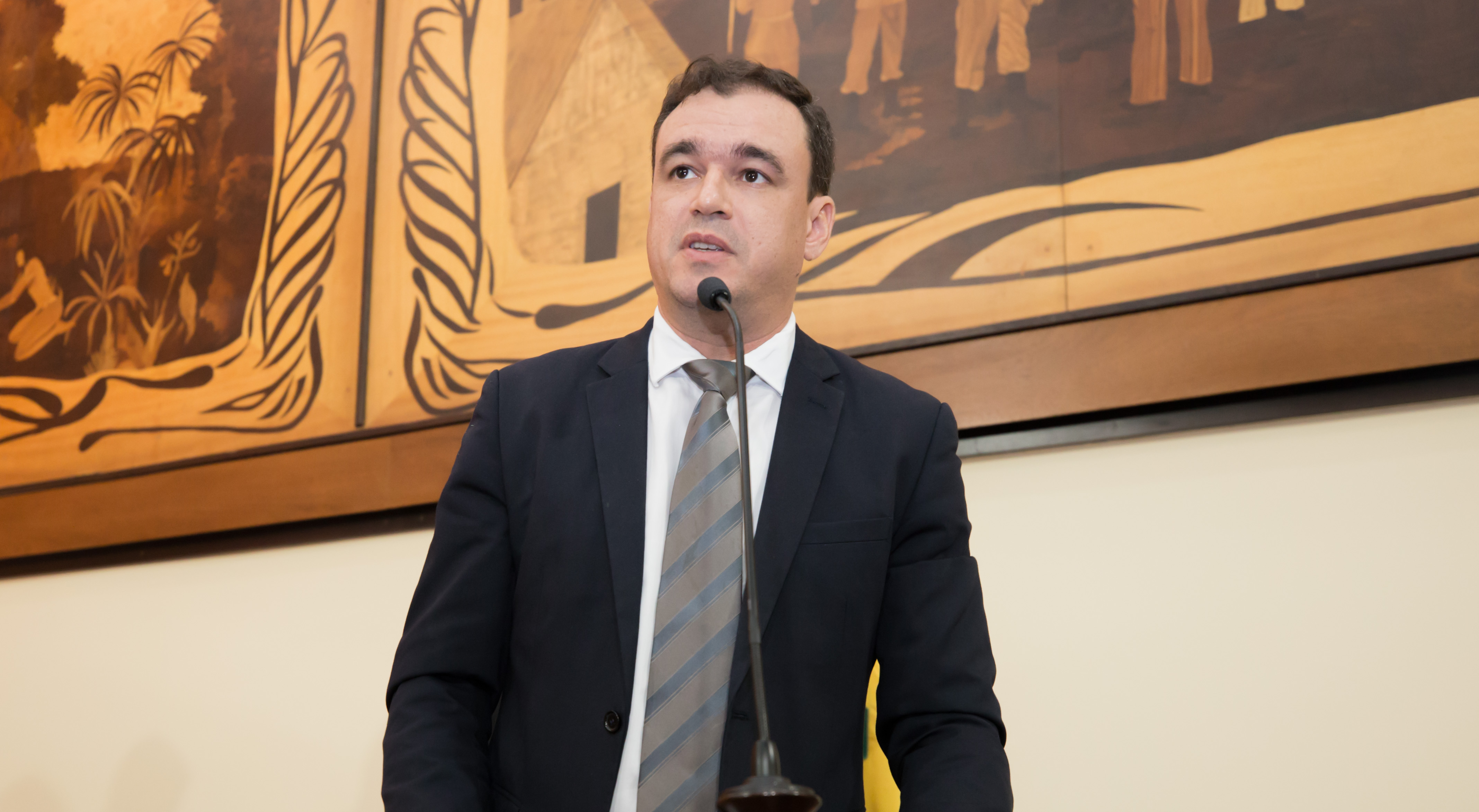 ﻿Deputado Daniel Zen afirma que governo tem que decidir se nomeia novos comissionados ou aprovados em concurso público
