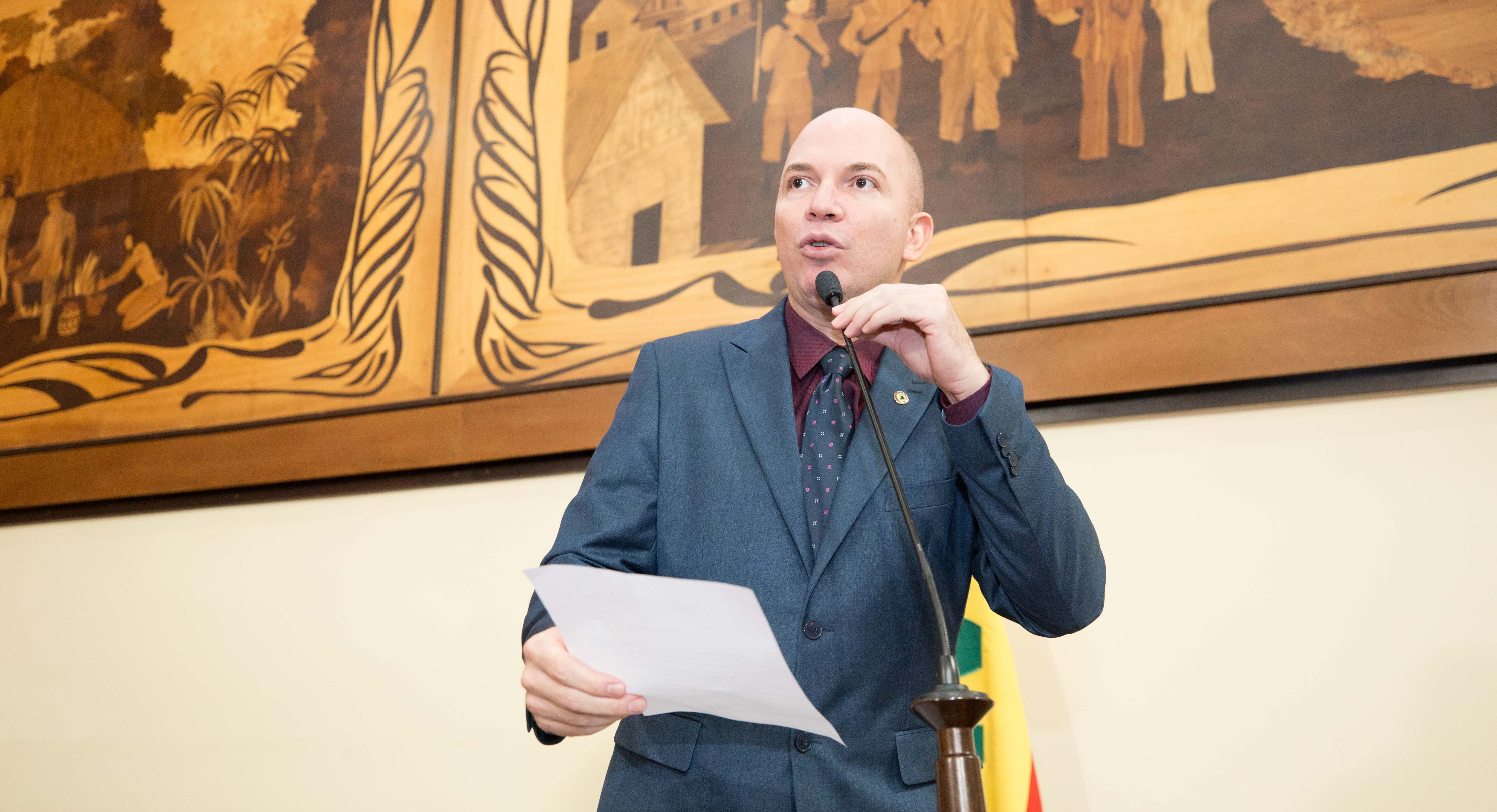 ﻿Deputado Gehlen Diniz pede melhorias em escola do interior e reabertura de ramal
