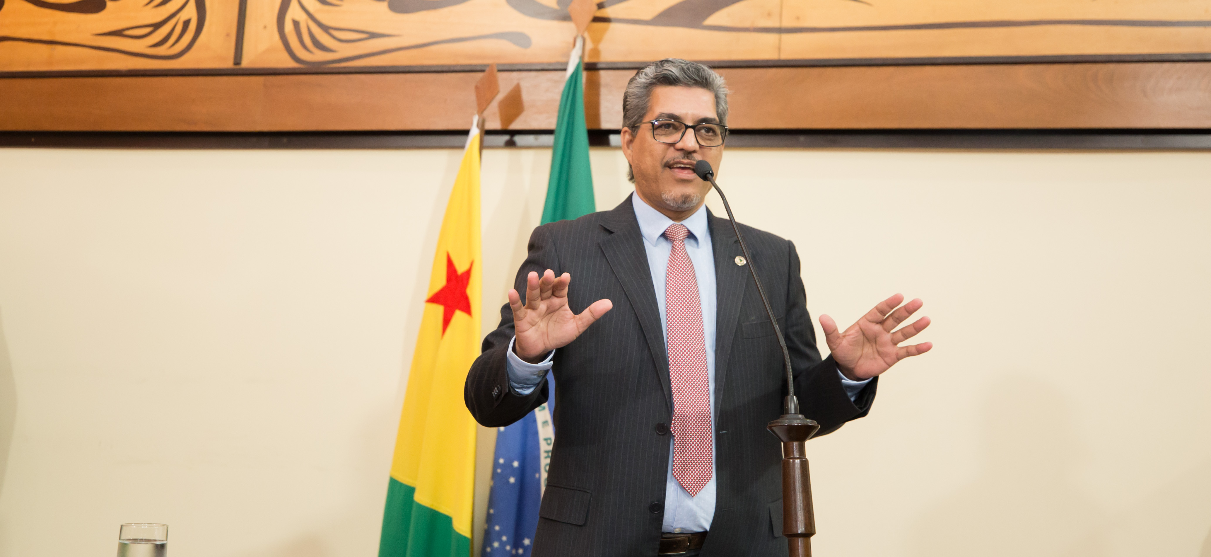 ﻿Edvaldo Magalhães comemora decisão da Justiça Federal que determinou o cancelamento do aumento de energia