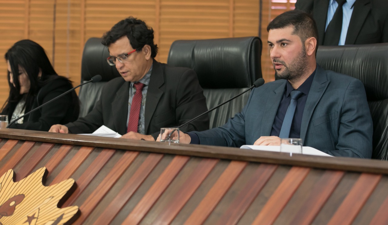﻿Em sessão extraordinária, deputados aprovam mais de 20 projetos na Aleac