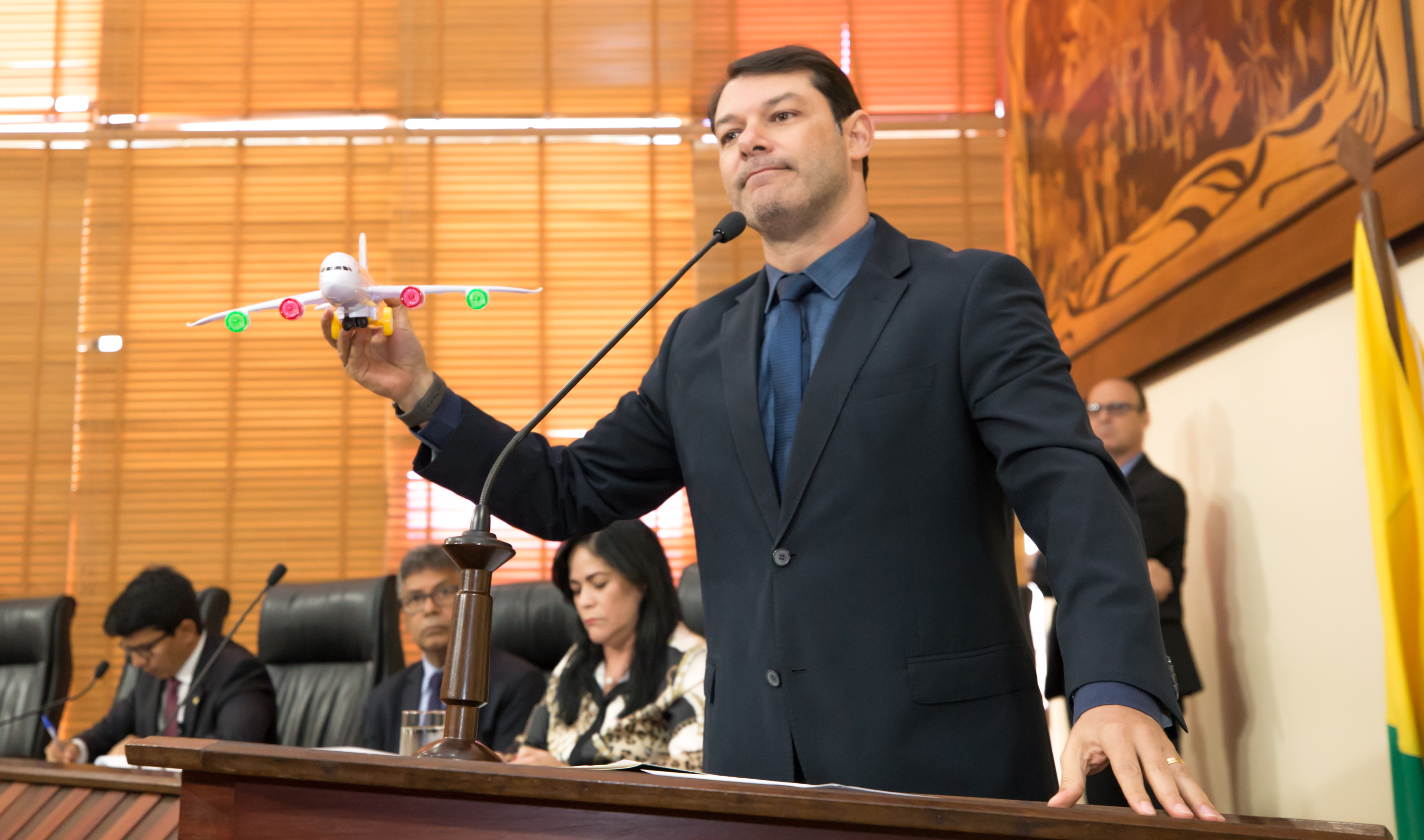 ﻿Roberto Duarte diz que contratação de jatinho é irresponsável