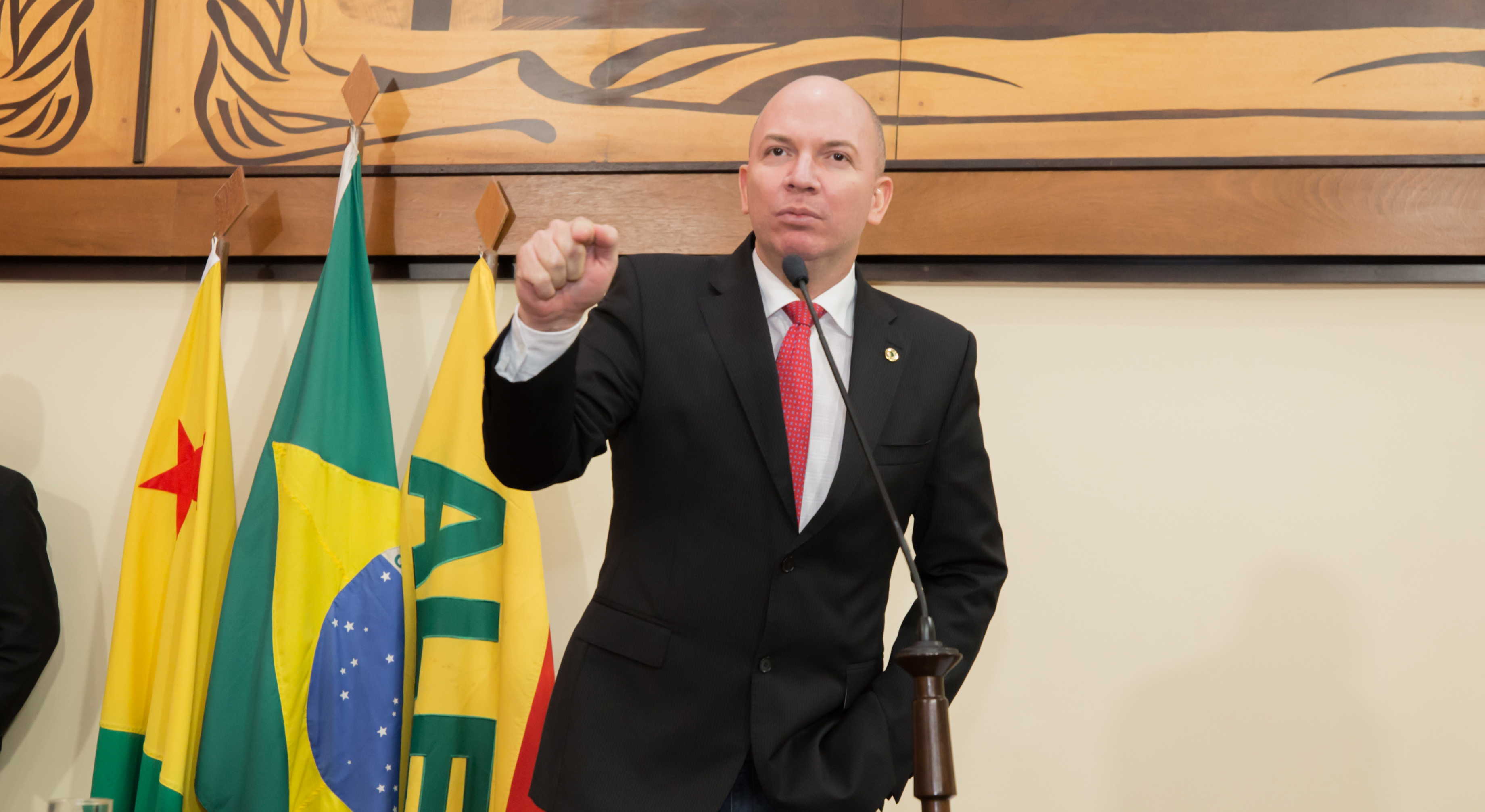 ﻿Gehlen Diniz rebate oposicionistas e afirma que Gladson não pediu para ninguém queimar