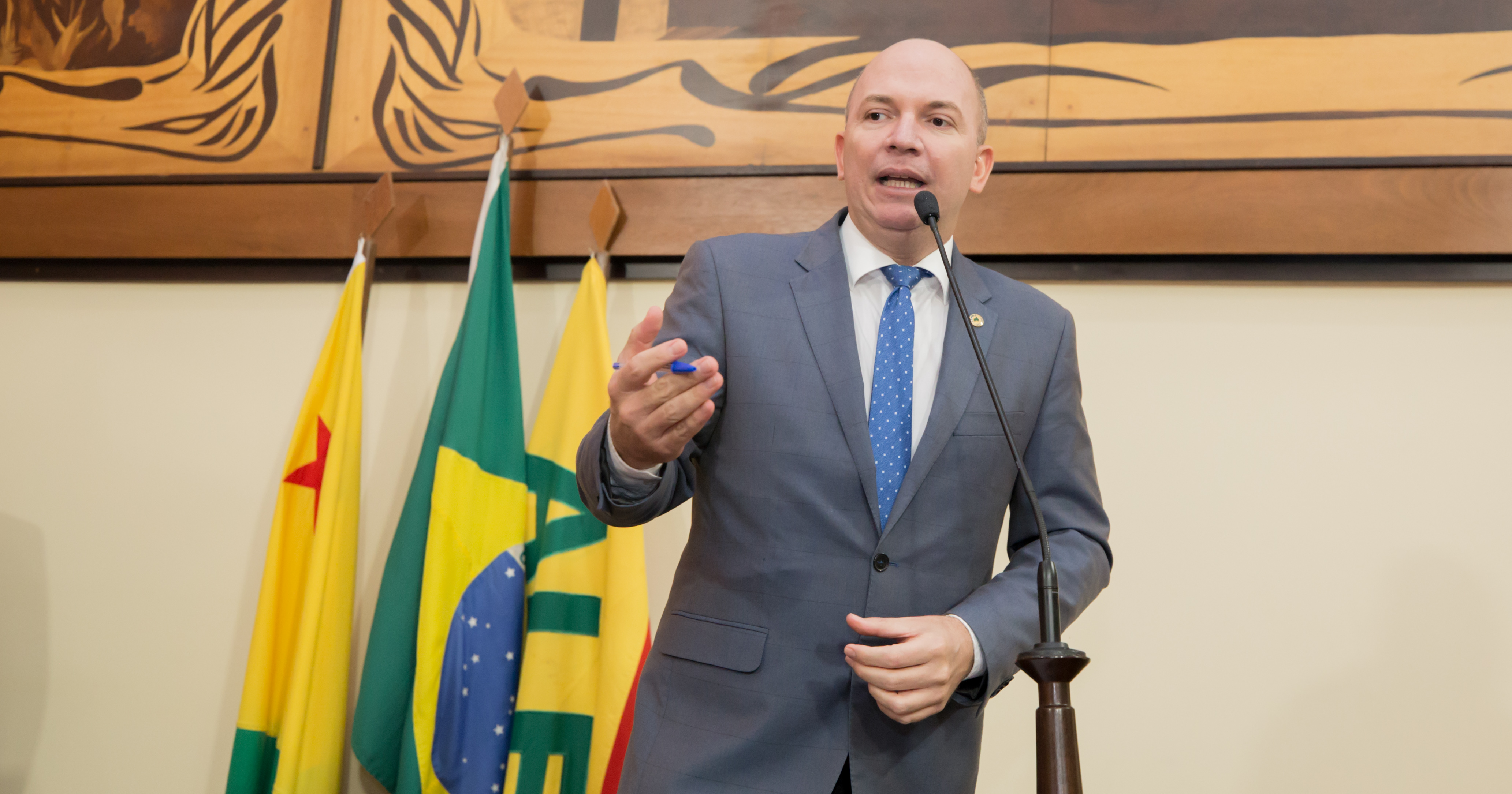 Deputado Gehlen Diniz comemora fim de pensão para ex-governadores