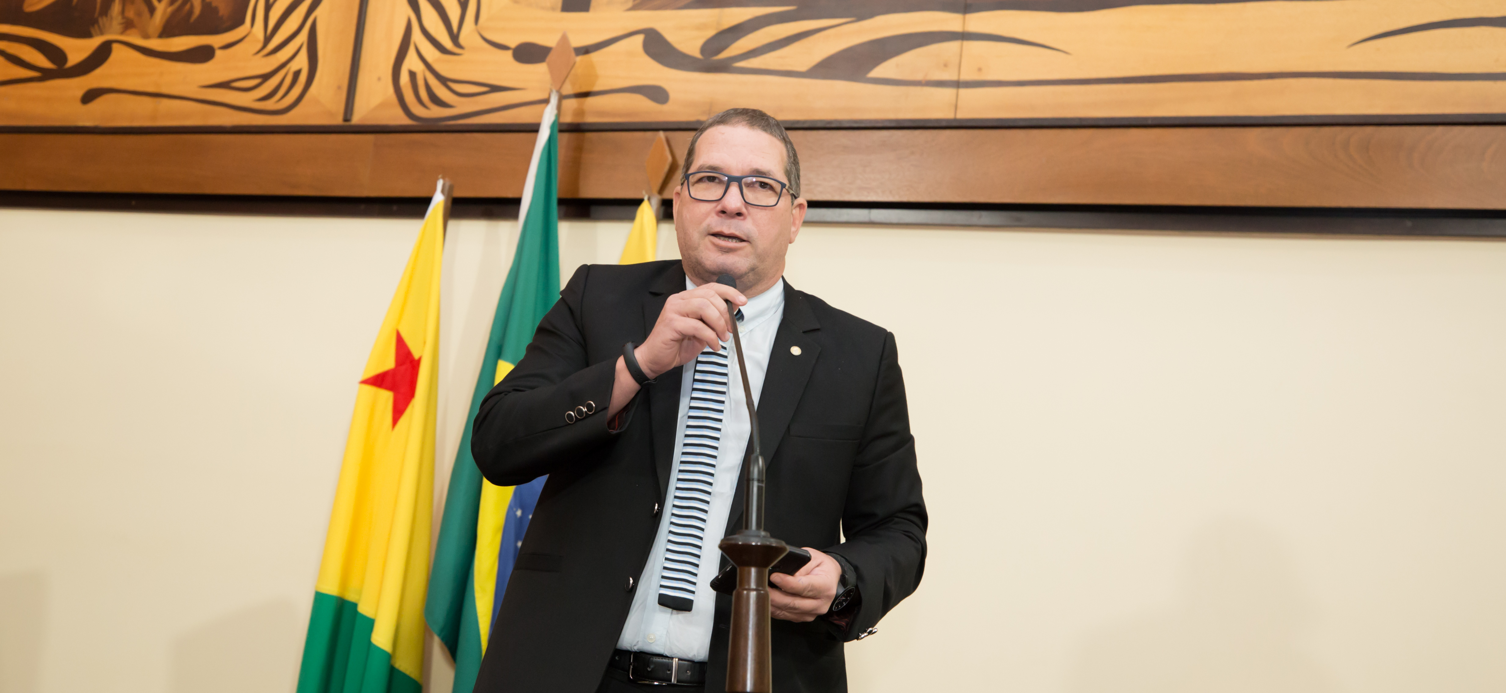 ﻿Deputado Chico Viga defende que escolas públicas ofereçam absorventes íntimos às alunas
