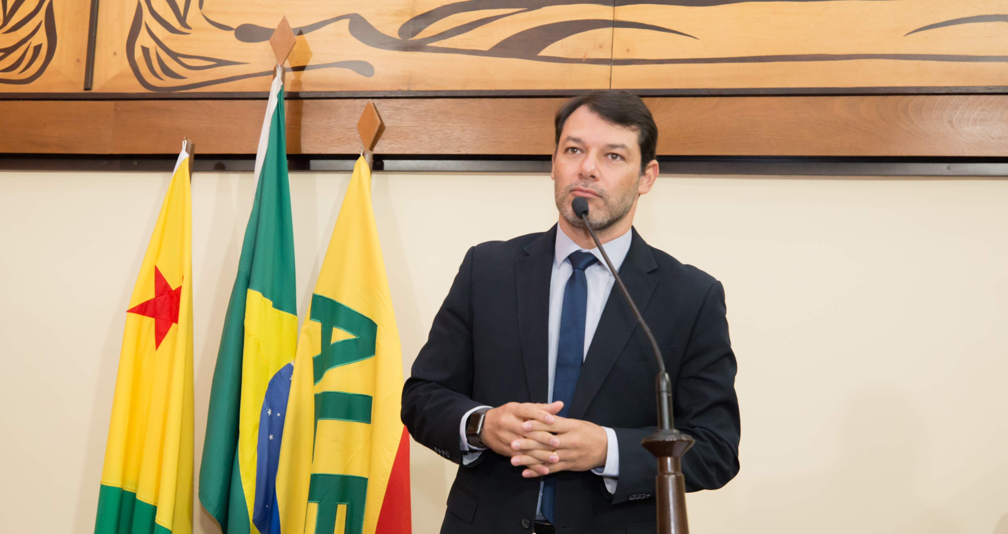 ﻿Deputado Roberto Duarte diz que governo estimula confronto entre advogados e magistrados