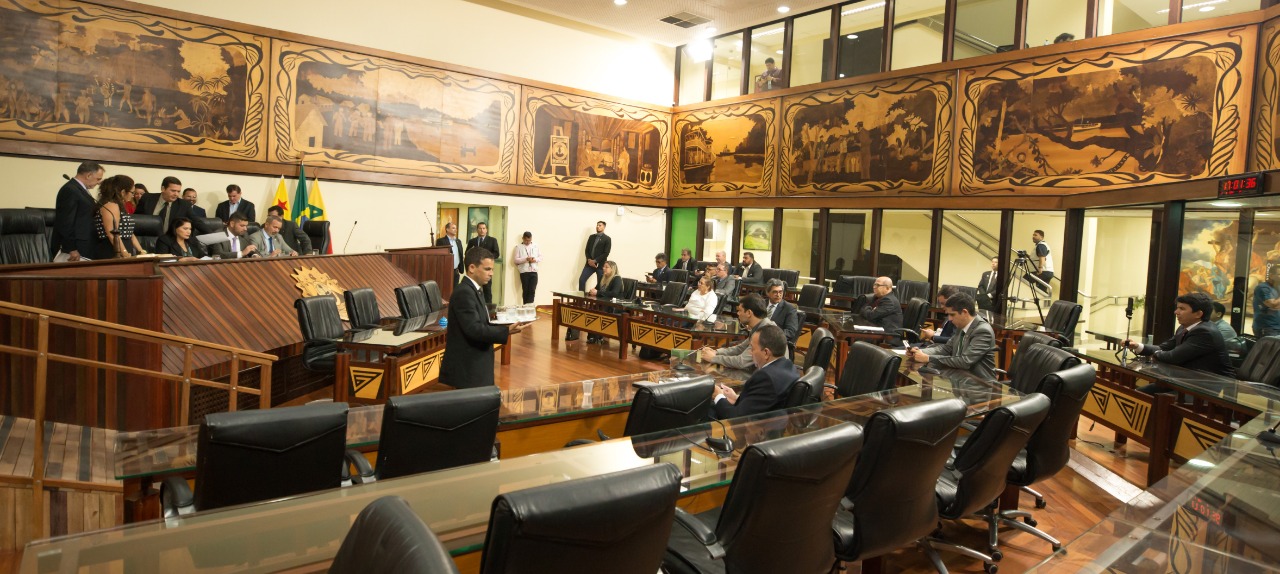 Em sessão extraordinária deputados derrubam 8 vetos do governo﻿